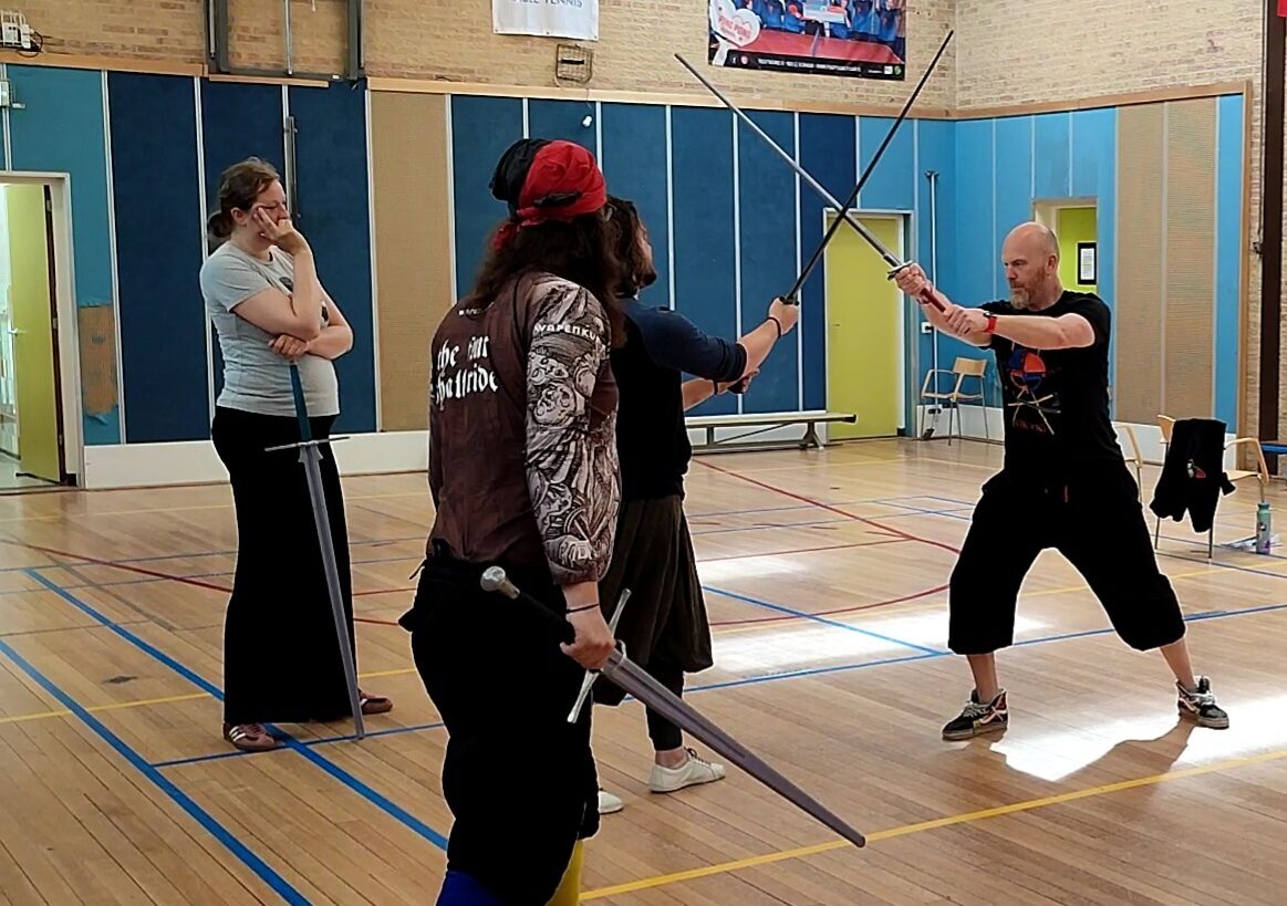 Theo geeft instructie aan een kleine groep deelnemers tijdens een Technical Masterclass