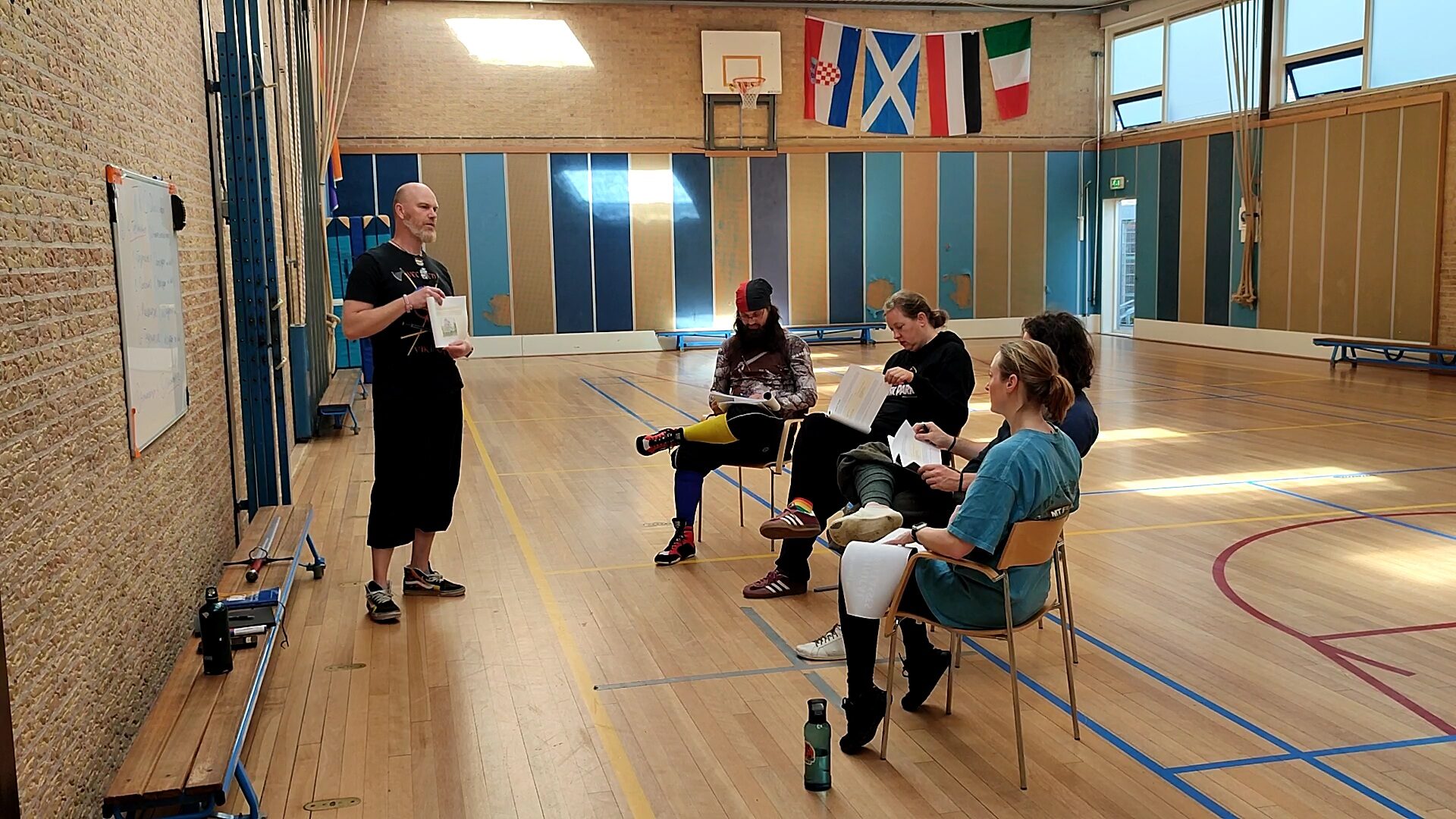 Theo bespreekt het werkboek met de deelnemers aan de Durchlauffen Masterclass