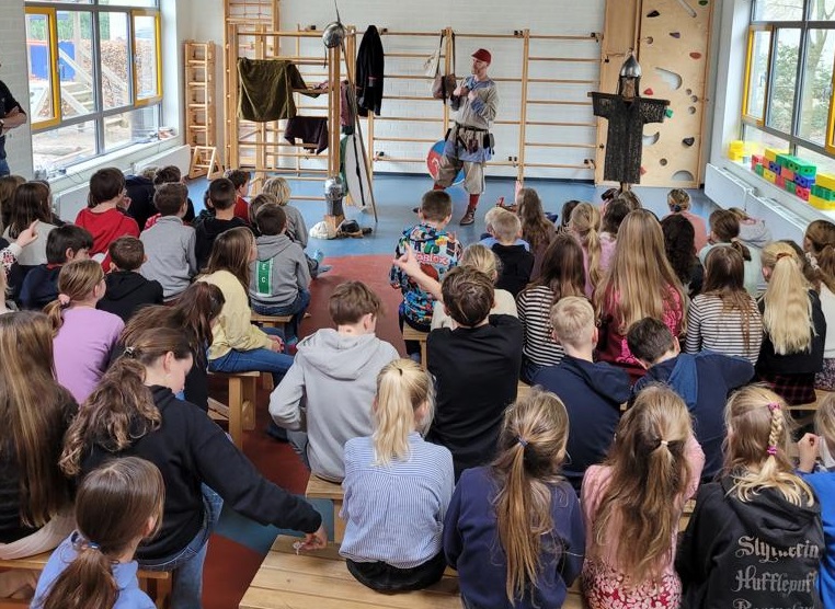Ulfar tijdens de gastles met kinderen