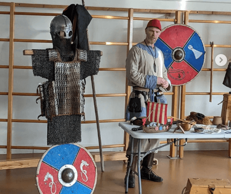 Ulfar legt Viking wapens uit