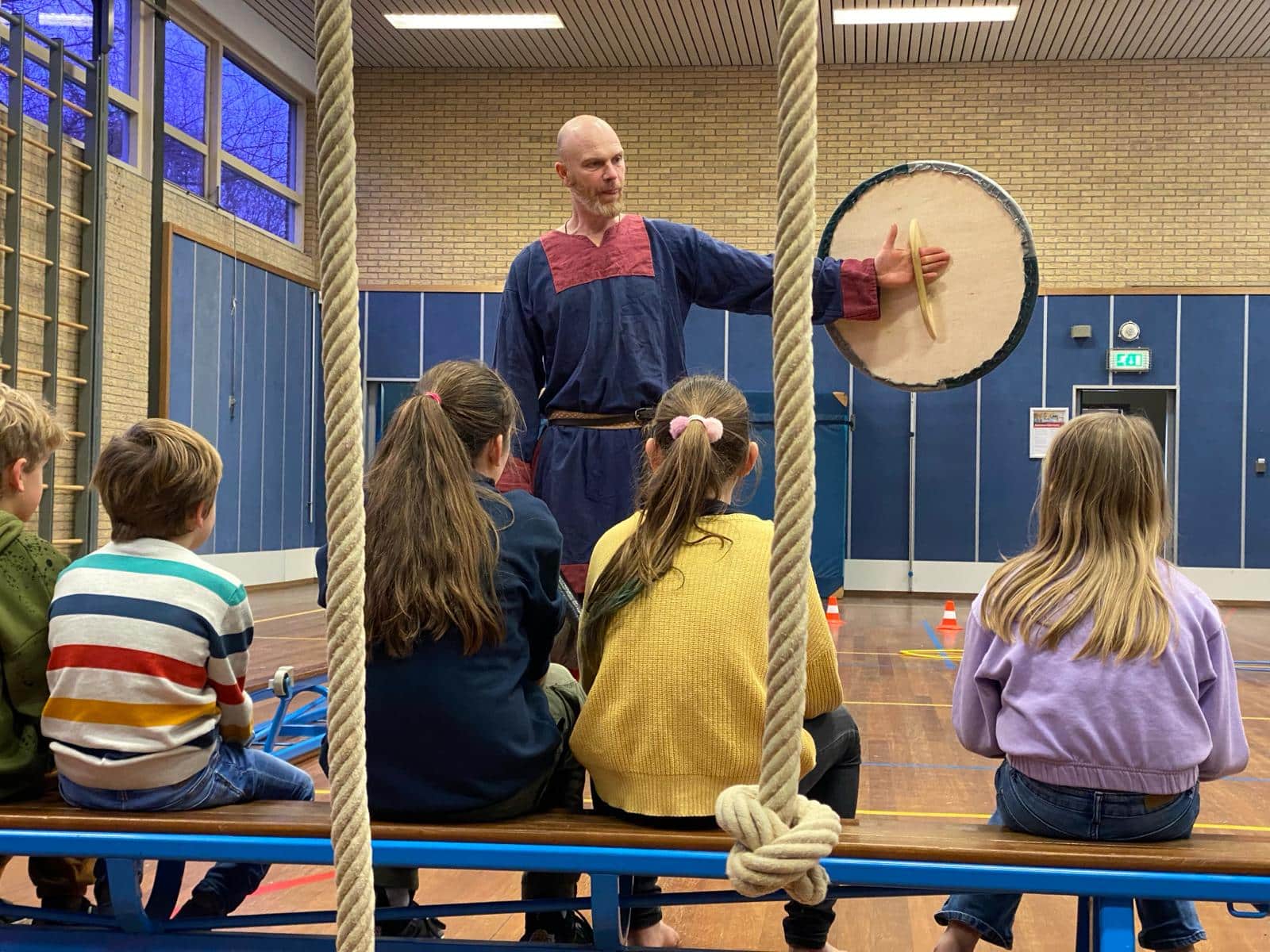 Ulfar tijdens de Viking-vecht workshop