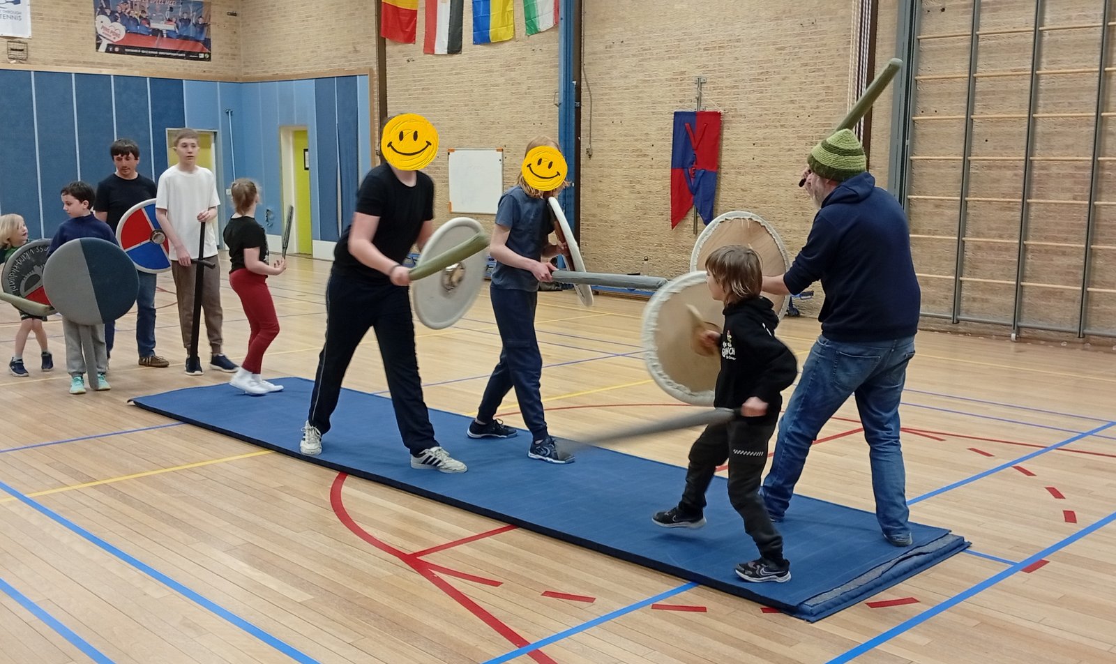 Kinderen in actie tijdens de jeugd-zwaardvechtles bij VaeV in Alkmaar