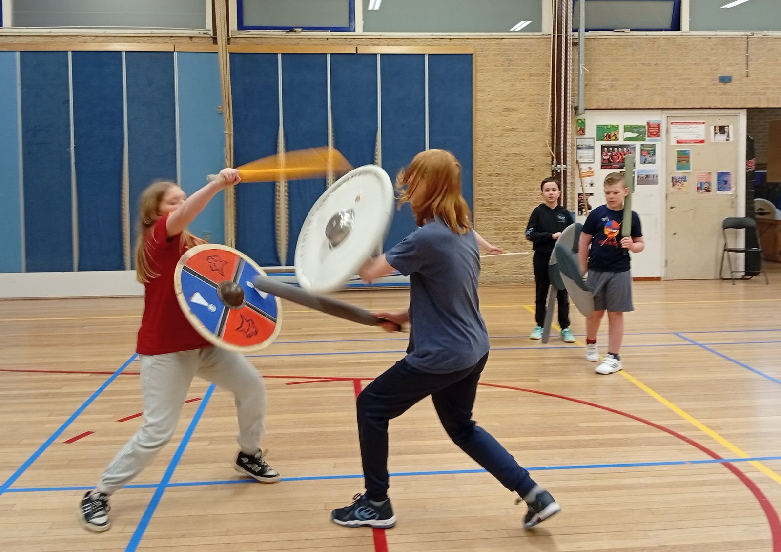 Twee kinderen oefenen zwaardvechten met schild bij VaeV in Alkmaar