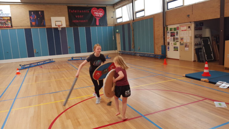 Softcontact sparren tijdens de zwaardvecht voor jeugd