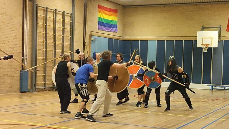 Zwaardvechten leren tijdens de viking vecht groepstraining op zondagavond