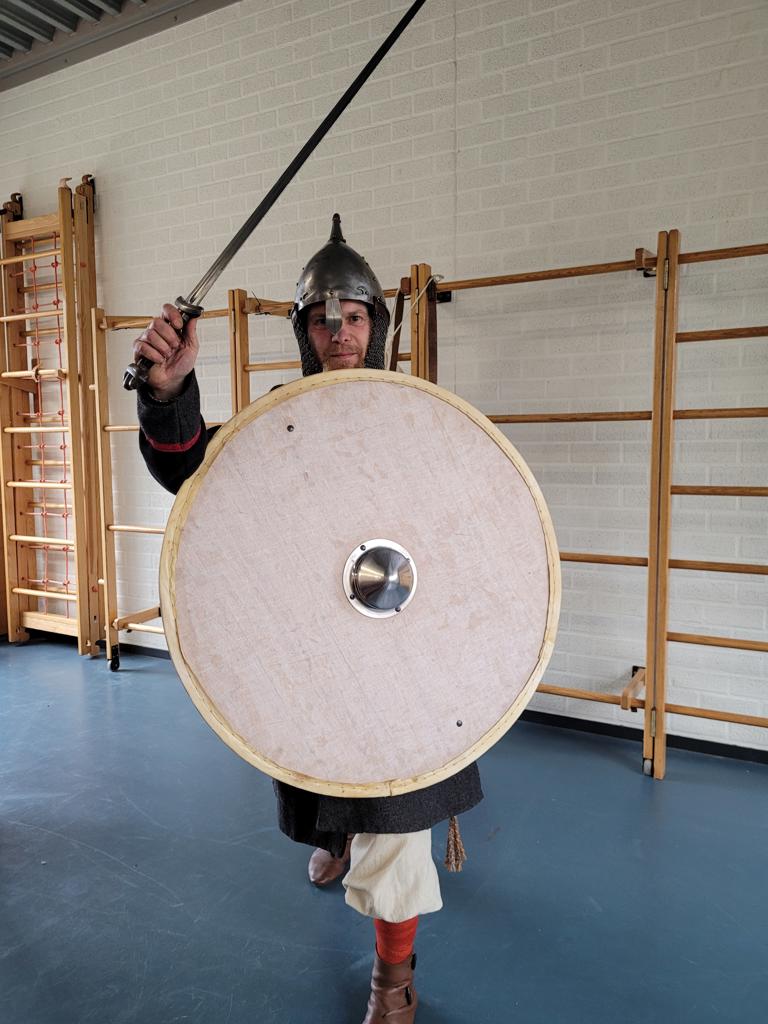 Viking gastles Ulfar met zwaard, schild en helm