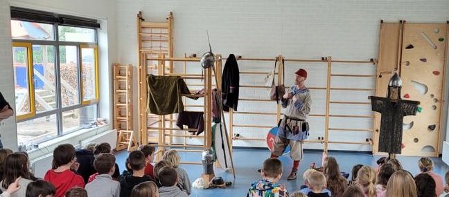 gastles Vikingen Ulfar verteld en de kinderen luisteren aandachtig