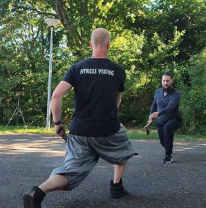 Vecht je fit zwaardvechten - Lunges met zwaard/bijl slag