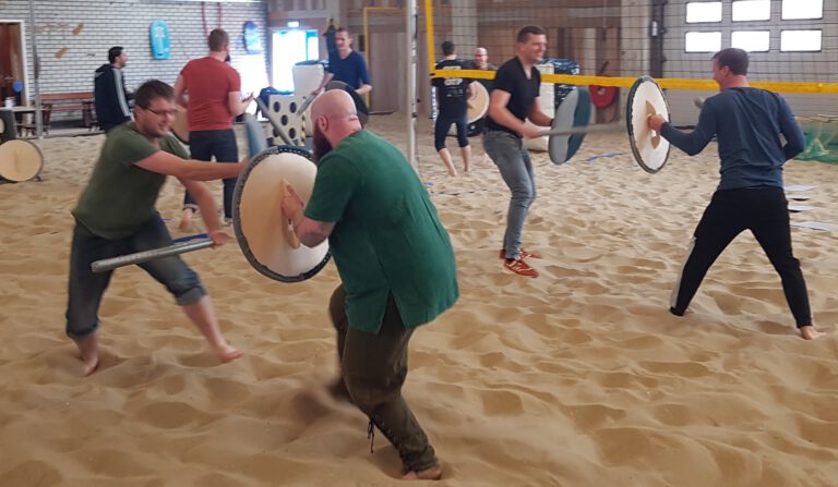 Hoe werkt de Viking teambuilding battle? Eerst oefenen door 1 op 1 te sparren